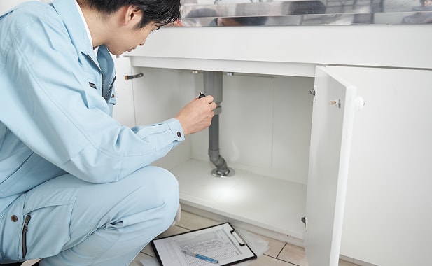 図面を確認しながら漏水箇所を調査している様子